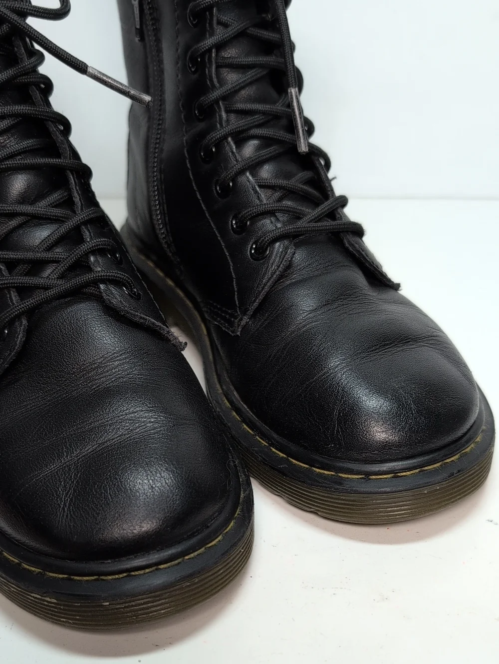 Dr Martens Delaney Airwair combat boot. Little girl or boy size 1 EU 32